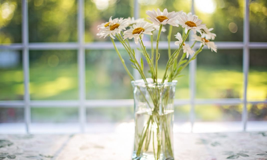 Jak naprawić okno, które wypadło z zawiasu?