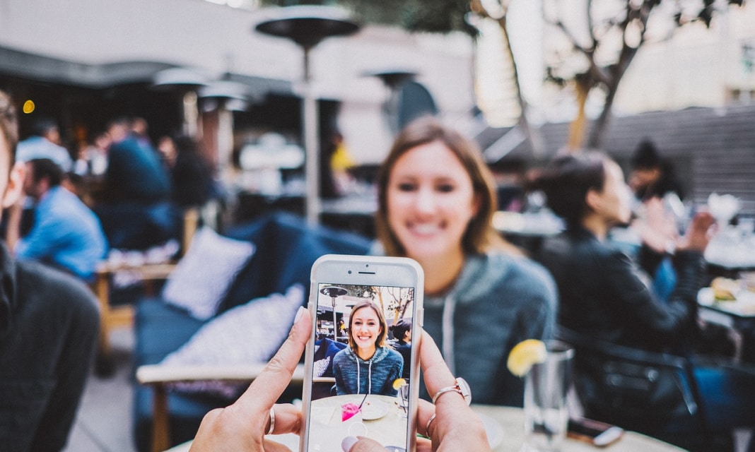 Jak naprawić trzeszczący głośnik w telefonie?