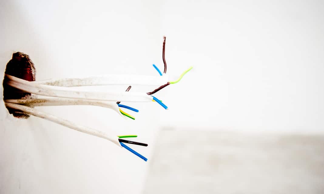 Jak naprawić wyrwane gniazdko?