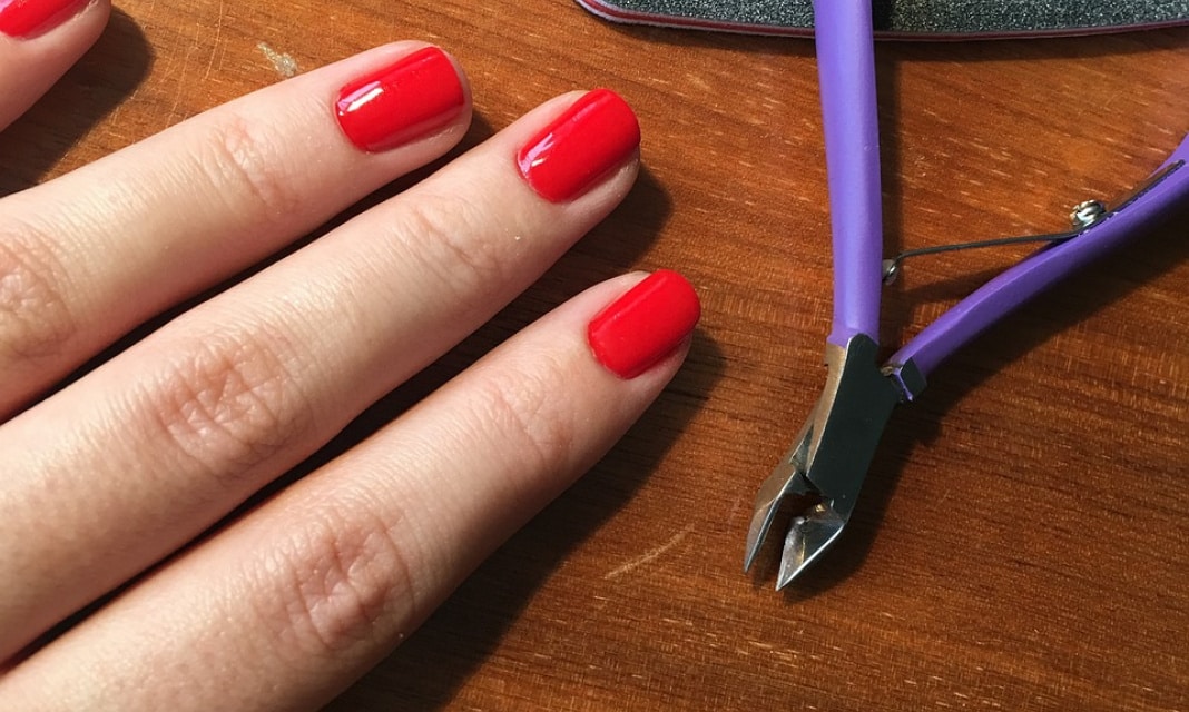 Jak naprawić złamany paznokieć?